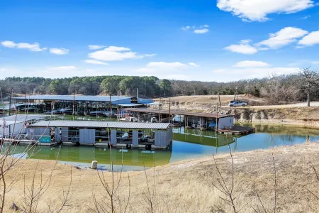 Remodeled Lake Texoma Beach Themed House Walking Distance to Neighborhood Beach