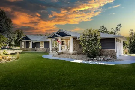 Romantic cheerful home close to many attractions