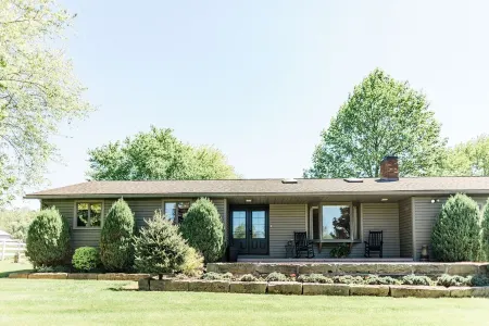 Peaceful, Quiet Country Guesthouse with Hot Tub