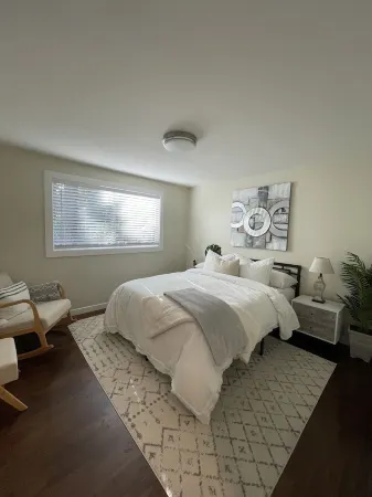 Cheerful & private 3 bedroom Shoreline home. Отели в г. Шорлайн