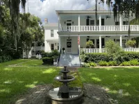 Carriage House under Live Oaks In Historic Downtown Beaufort with Patio Garden - 4 ดาว