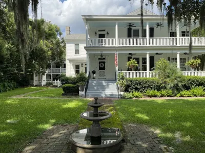 Carriage House under Live Oaks In Historic Downtown Beaufort with Patio Garden