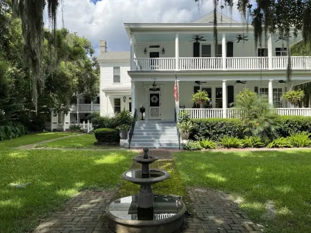 Carriage House under Live Oaks In Historic Downtown Beaufort with Patio Garden