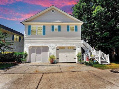 Raised Beach house/Golf Cart/Hot tub/Arcade/BAR/Pool table
