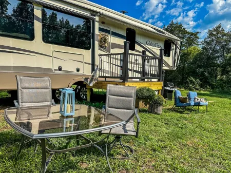 Luxe Farm-Stay w/ private animal sanctuary~10 min from city!