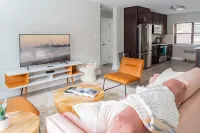 Modern|Aesthetic|2BR|Evanston|Next to Beach Hotels in Evanston