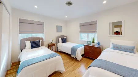 ⭐️Luxurious Hamptons Home Near Beach Heated Pool Wineries Golf Westhampton Beach