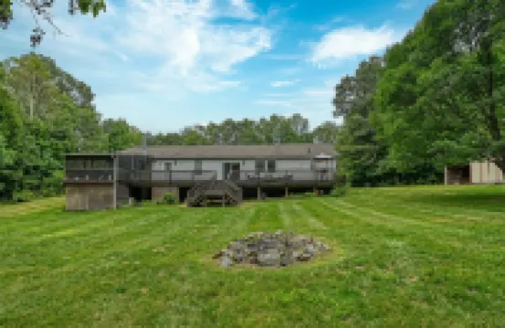 Lake Anna Retreat: 4Br 2BA ~ Game Room ~ Sleeps 8 ~ Fire Pit & Boat Access