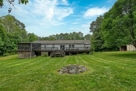 Lake Anna Retreat: 4Br 2BA ~ Game Room ~ Sleeps 8 ~ Fire Pit & Boat Access Отели в г. Каку