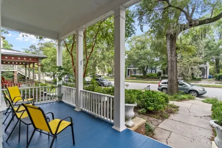 Lovely Historic 2 bedroom steps to Riverwalk -Fully stocked! Отели в г. Нью-Хановер