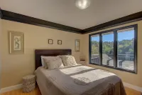 Beautiful hilltop retreat, secluded yet convenient to Asheville, Weaverville. Hotels in Madison County