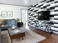 The Yellow Door- Close to I-40, Garage, B-ball Court, Fire-pit and Grill