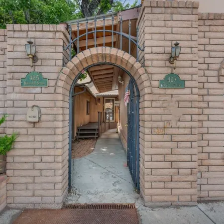 A Gem Right on Historic Rte 66 with Outdoor Space.  Walk to the Action!