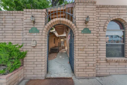 A Gem Right on Historic Rte 66 in Downtown Williams.  Walk to the Action!