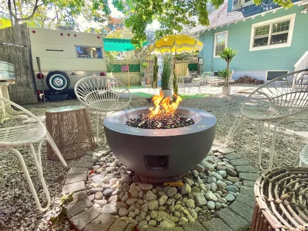 Vintage Glamper Oasis in Downtown Dover, walk to downtown and Henry Law Park Отели в г. Довер