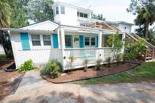 Dolphin House Steps to the Ocean. Pet-Friendly 3/2.  Private Parking for 2 Cars