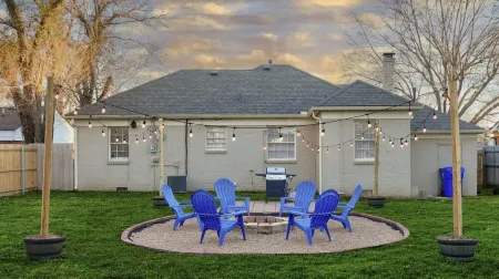 SOONER SUITE - 5 Min From OU - Media Room & Fire Pit - 7 Guests Отели рядом с достопримечательностью «STASH»