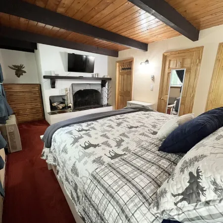 3 Bedroom Plus Loft, 2 Full Baths, 1 Minute to Story Land, 10 mins to Slopes!