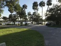 Bungalow across the street from the Pithlachascotee River Hotel a Port Richey