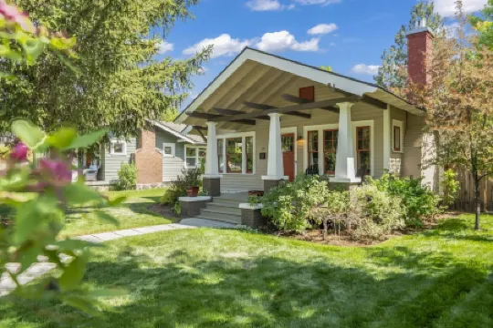 Historic Craftsman Bungalow, Just Steps to Downtown ~HOT TUB!~