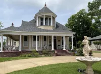 Davis Street Victorian  -  Steps away from Celebration Square !