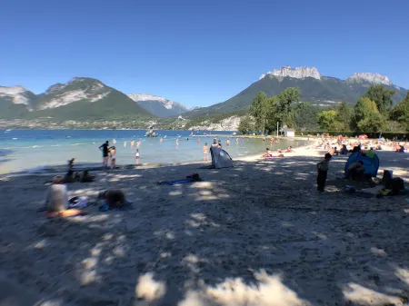 Rare, Cozy "loft type" studio with terrace and garden in the heart of St Jorioz.