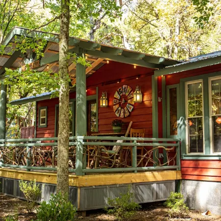 Honeymoon Loft Cabin - Soaking Tub & Fireplace - Walk to Mentone