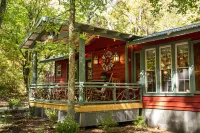 Honeymoon Loft Cabin - Soaking Tub & Fireplace - Walk to Mentone