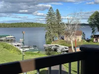 Beautiful Upper Suite on Nelson Lake with Balcony & Lakeviews! Hotels in Lenroot