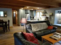 2 Bedroom Dog Friendly Cabin in Sunriver. 6 Sharc Passes Included. Hotels in Deschutes County