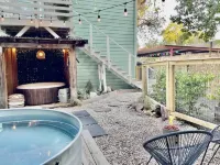TheStudio@MonticelloPark-CowboyPool+Hottub+KingBed