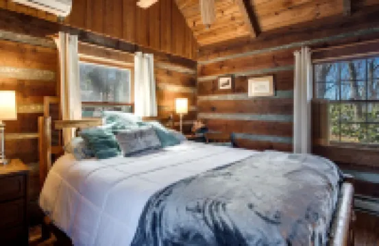 Romantic Getaway with real wood fireplace, Hot tub, Spectacular Mountain Views