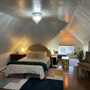 Cosy Boho 3rd Floor Studio in Heart of Covington, 5 Minute Walk to Wedding Venue