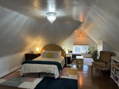 Cosy Boho 3rd Floor Studio in Heart of Covington, 5 Minute Walk to Wedding Venue