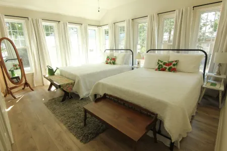 Fully Remodeled!   Three minute WALK to the Pioneer Woman Merc! Отели в г. Похаска