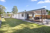 Beachside beauty - walk to surf, lake & cafés