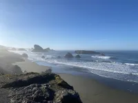 Rogue River Water Front with Hot Tub and Fenced Yard Hotels in Gold Beach