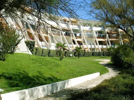 APPT of secondary residence with swimming pool close beach and trade.