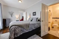 The Carol Anne - Charming 2bd - 2ba Victorian Home Near Downtown! Hotel in zona Iowa Events Center