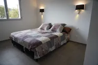 2 bedroom house with private pool 5 minutes from the beaches - 3-نجوم