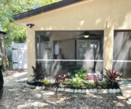 Quiet Studio, minutes from Beaches, Shopping, Dining, 5th Ave and 3rd Street