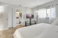 Lovely Rustic Urban Escape, near the Beach Hotels near Pine Island Crossing
