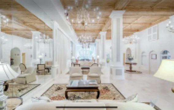 Heart of Palm Beach - free parking included, security safe, next to Breakers