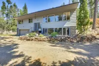 Lakeside Retreat With Hot Tub, Amazing Views, And An Animal Sanctuary!
