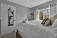 Hillside Getaway in Ellicottville w/ Pool Nearby! Sleeps 4! Hotels in 