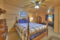 Toccoa River Frontage - Steps from the water, Sleeps 10, Fire Pit, Pet Friendly