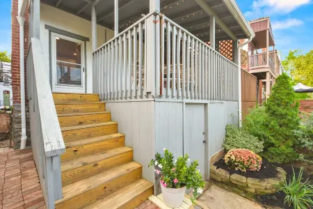 Chic, pets, walk to downtown