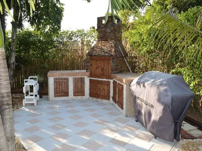Tropical Paradise, Private Heated Pool & Spa, Built-in-BBQ Hotels near Value Pawn & Jewelry