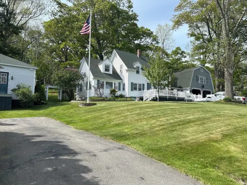 Enjoy spectacular views of Lobster Cove. Large yard, EV charger & dog friendly. Hotels in Boothbay Harbor