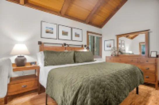 Modern Luxe Treetop Retreat-Hot Tub, Gas Fire Pit, Steps to Ski! Guest Favorite!